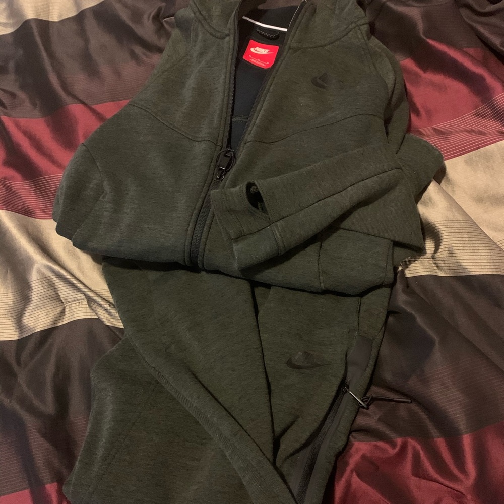 Nike army green jogger great condition sz med